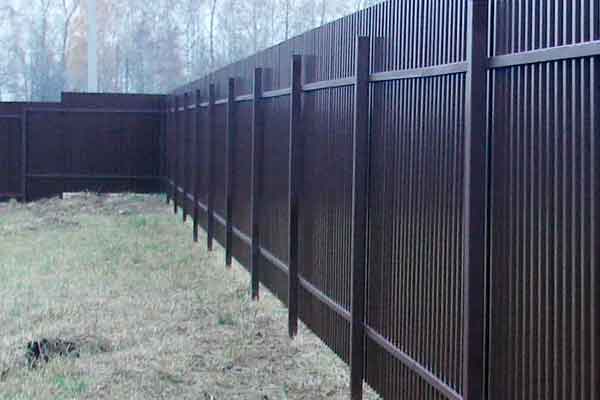 Установка забора из металлопрофиля